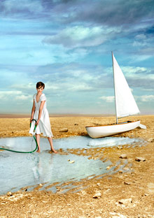 Девојка со црево во рацете